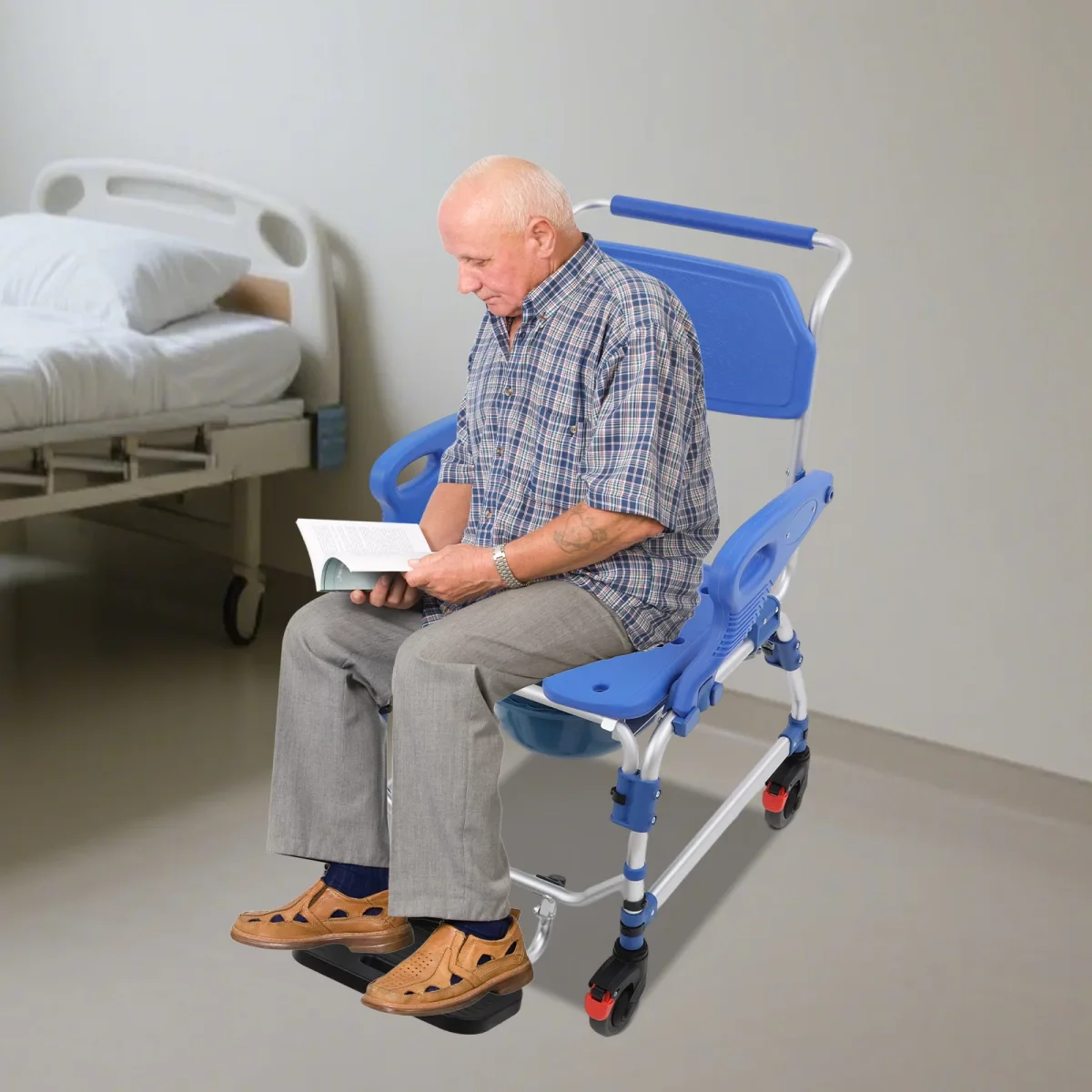 Chaise de toilette et de douche à roulettes bleue